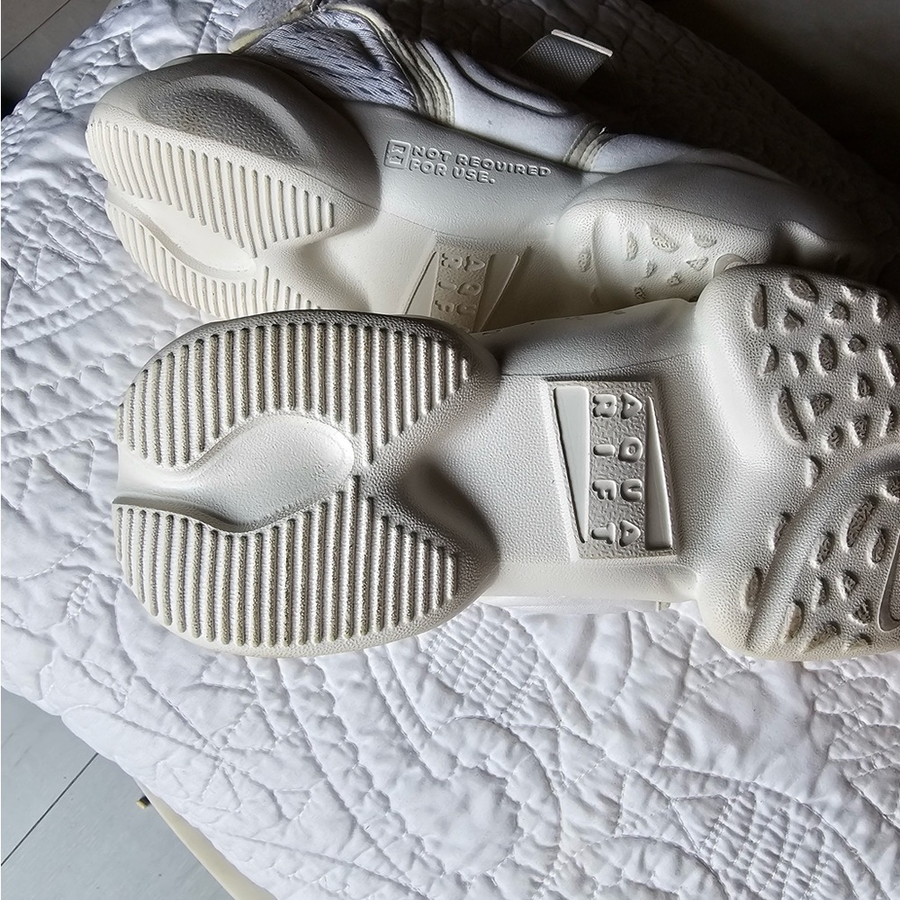 Nike womens Cream Sneakers - Picture 3 of 4